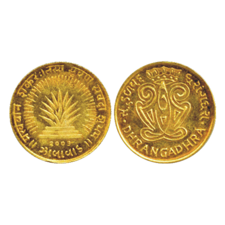 Dhrangadhra, Medalic Half Mohur, 5.75g. Obv: fire altare, VS 2003, Rev: crest Maharaja May
