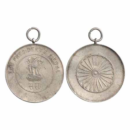 The President's Medal, Silver, 29.37g. undated. Obv: cypher of Sarvepalli Radhakrishnan, P
