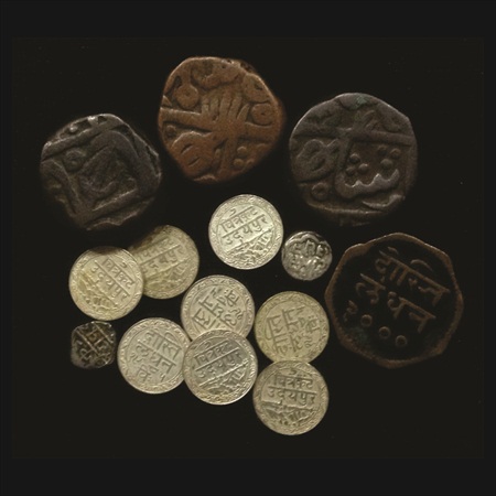 Mewar, a lot of 14 coins, 8x 1/16 Rupee, Machine Struck, 2x 1/16 Rupee Crude and 4x Copper