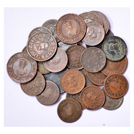 A group of 30 Copper coins of Indore, 13x Paisa and 17x ½ Paisa. Various dates and types. 