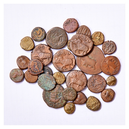 A group of 29 Copper coins of Mysore, includes Tipu, Chamundi and other coins. (29 Coins)