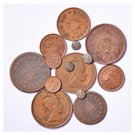 A group of 14 coins of Travancore, 4x Silver Fanam and 10x other machine struck coins. (14