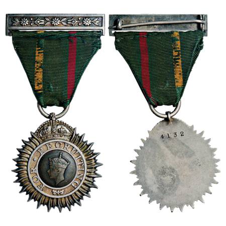 George VI , Indian Recruiting Badge, Silver, 33.59g. In the centre is superimposed a bronz