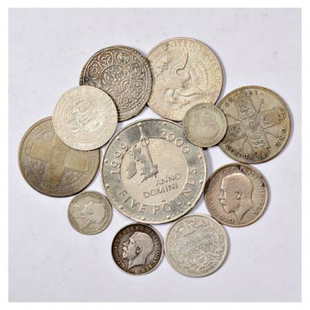 A group of 11 Silver & Nickel Foreign coins, 10x Silver, included Great Britain, U.S.A, Ti