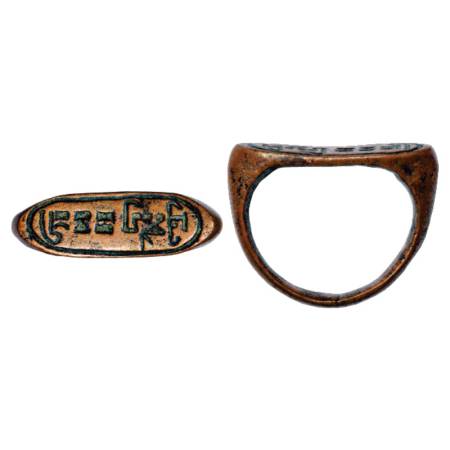 Bronze signet ring of Kshatrapa Gupta period from Gujarat (300-400 AD), 6.68g. Facet: Brah