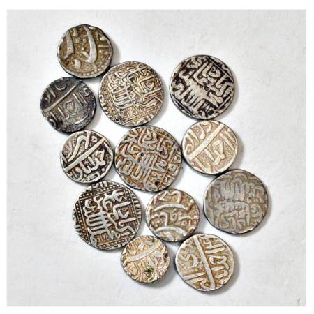 A group of 12 Mughal silver rupees, includes 8x Akbar and 4x Jahangir, various mints, date