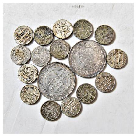A group of 17 Kutch silver coins, 2x 5 kori and 15x kori, various dates and types. (17 coi