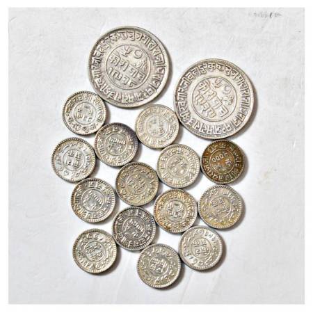 A group of 16 Kutch silver coins, 2x 5 kori and 14x kori, various dates and types. (16 coi