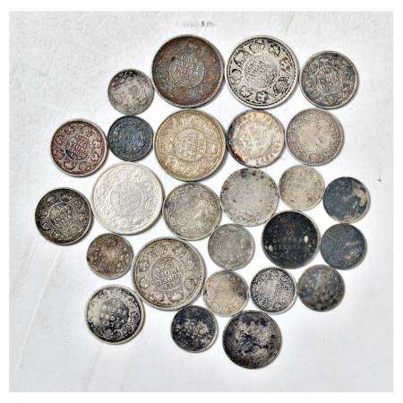 A group of 26 British India silver coins, includes 5x ½ rupee, 10x ¼ rupee, 11x 2 annas, v