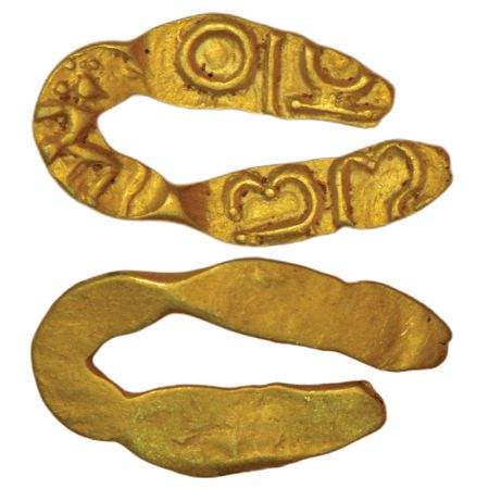 Feudatories of Chalukyas of Kalyanis and/or Shilaharas of Kolhapur - gold 'U'-shaped fanam