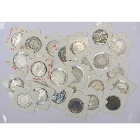 A group of 25 William IV silver rupee, all dated 1835, includes Bombay and Calcutta mint, 