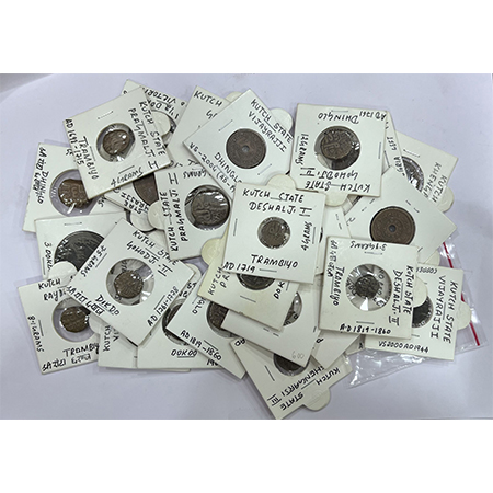 A group of 28 Kutch state copper coins, various rulers, denominations, dates and types. Al