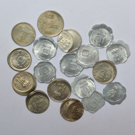 A group of 18 Republic India cupro-nickel error coins, 8x 5 rupees, 1x 2 rupees and 9x 10 