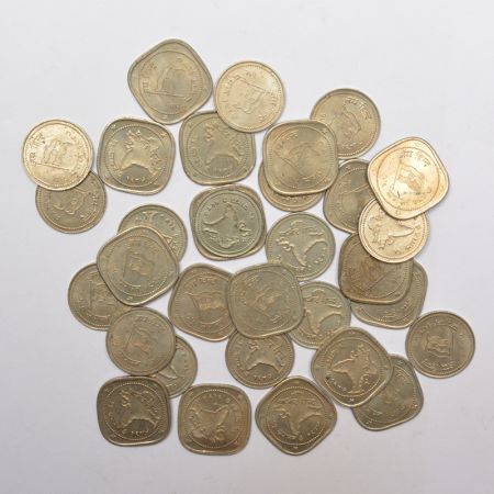 A group of 32 cupro-nickel Azad Hind tokens, 15x round and 17x square, with flag of India 