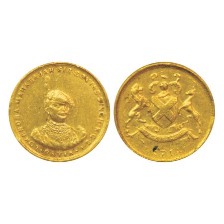 Datia, Govind Singh (1907-1948 AD), gold nazarana ½ mohur, 5.83g. Obv: Portrait bust of Go